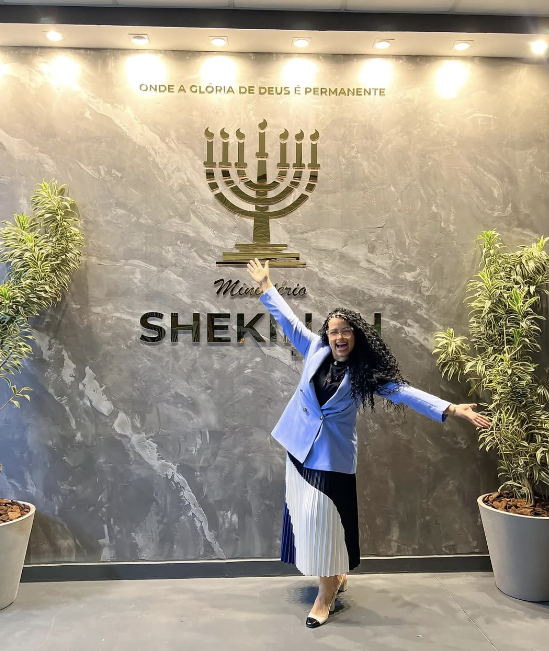 Pastora Mayara Lopes na entrada do Ministério Shekinah